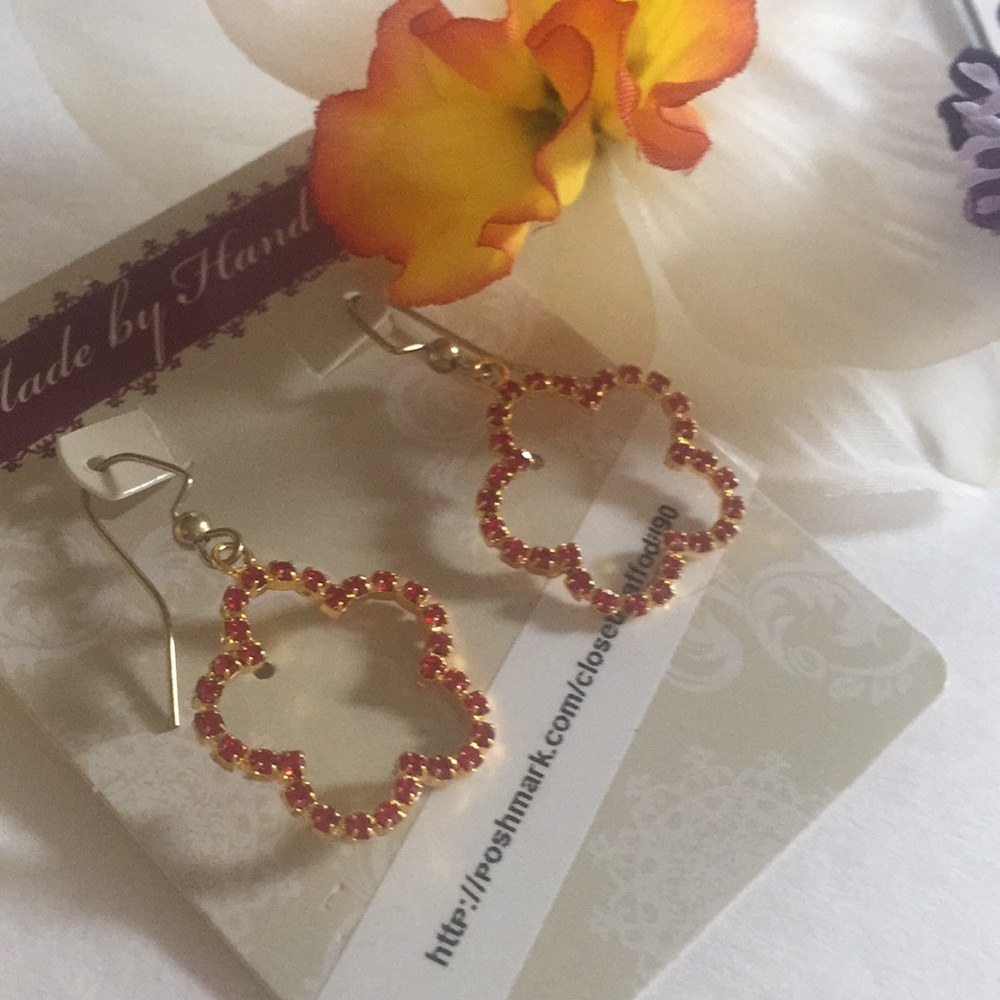 Dangle earrings, flower shape.